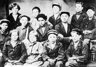 Ф.Абрамов среди одноклассников - учеников 5 класса Карпогорской школы 1933г.