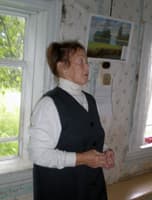 О. Фокина в восстановленном родительском доме в д. Артемьевская (июль2009 г.)